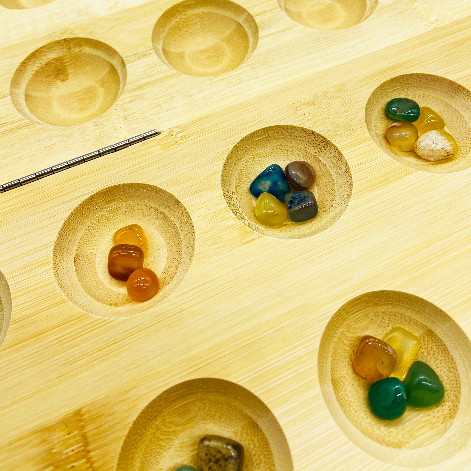 GICO Steinchenspiel Hus Bao groß aus Holz mit Edelsteinen. Das Strategiespiel für Jung und Alt bekannt aus den Kindergarten - 7953